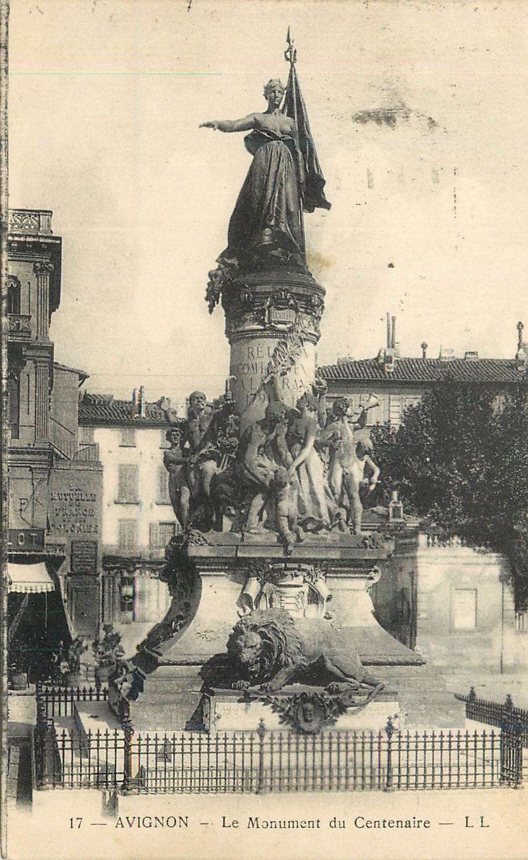 CPA Avignon Le Monument du Centenaire Lion