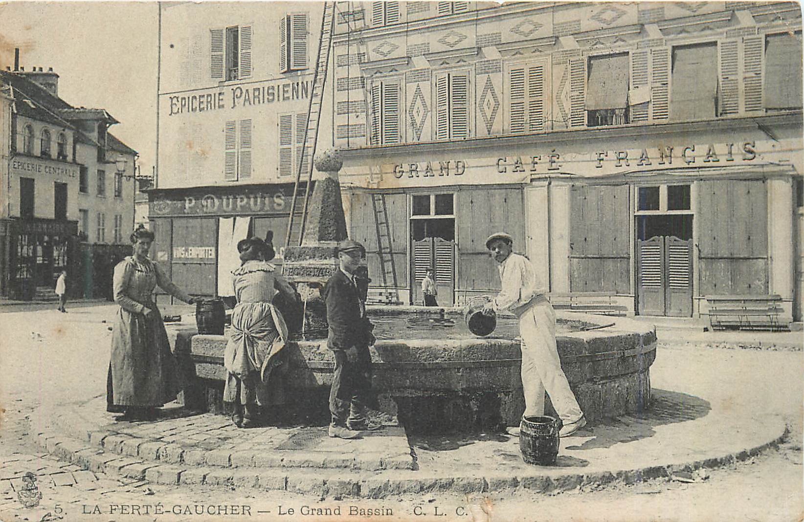 CPA La Ferte Gaucher Le Grand Bassin Grand Cafe Français