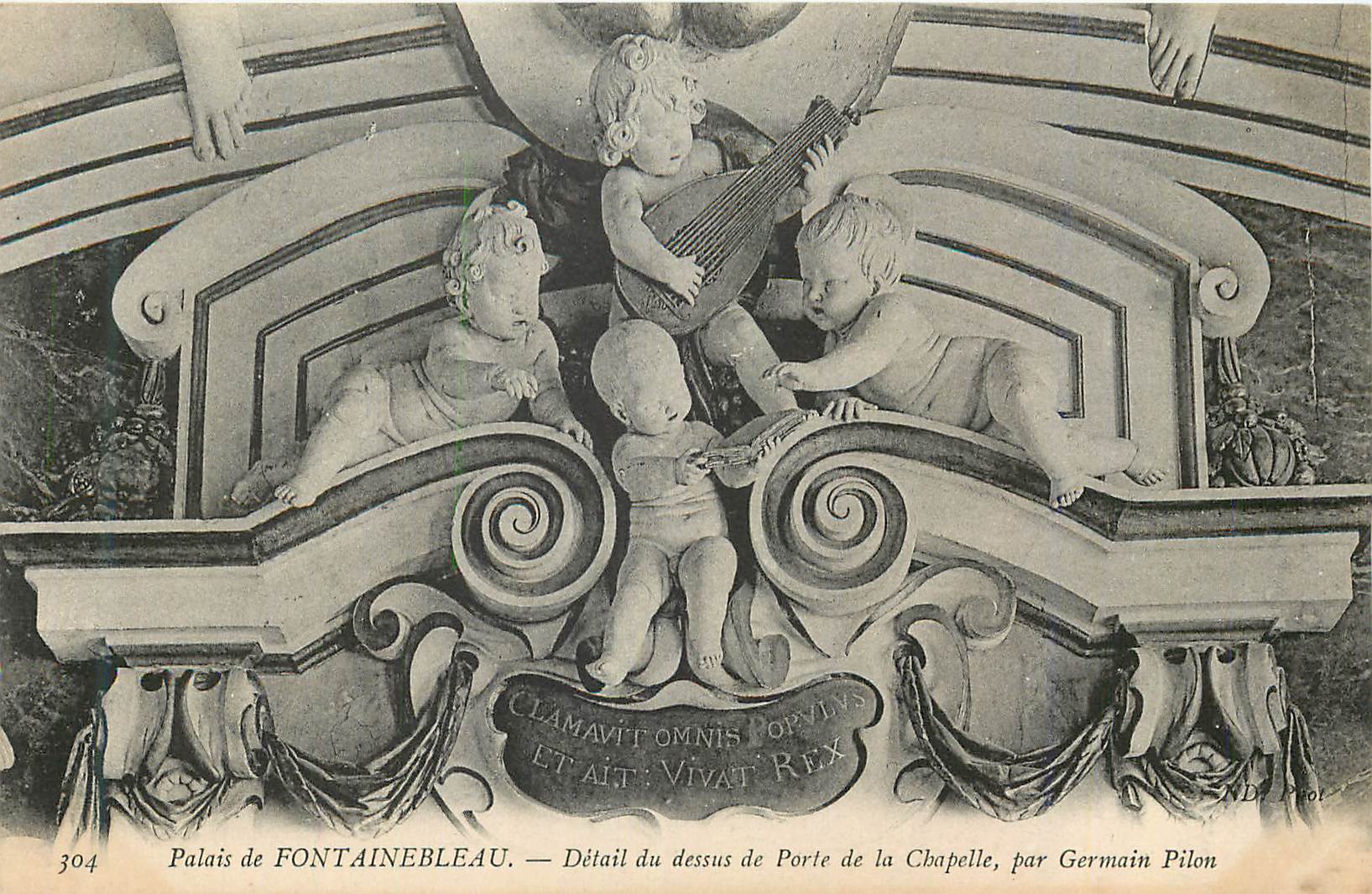 Palais de FONTAINEBLEAU — Détail du dessus de Porte de la Chapelle, par Germain Pilon