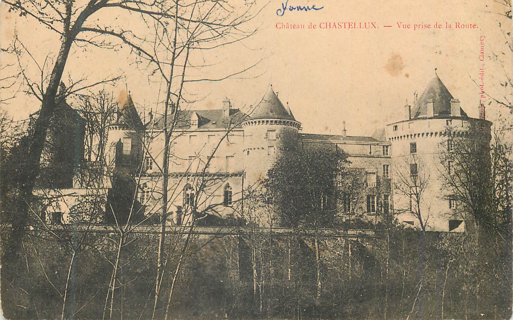 CPA Chateau de Chastellux Vue prise de la Route