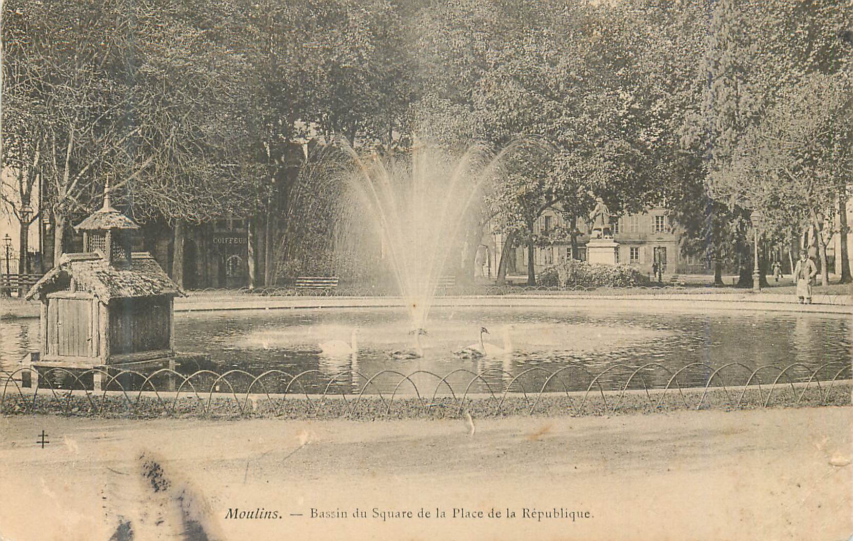 CPA Moulins Bassin du Square de la Place de la Republique