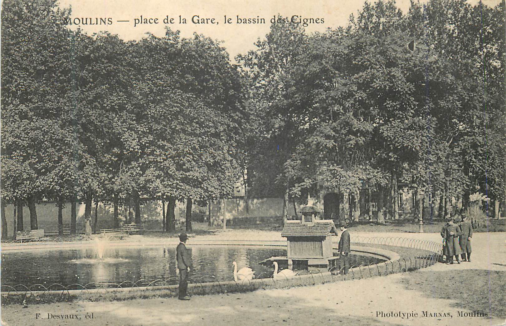 CPA Moulins Place de la Gare le Bassin des Cignes
