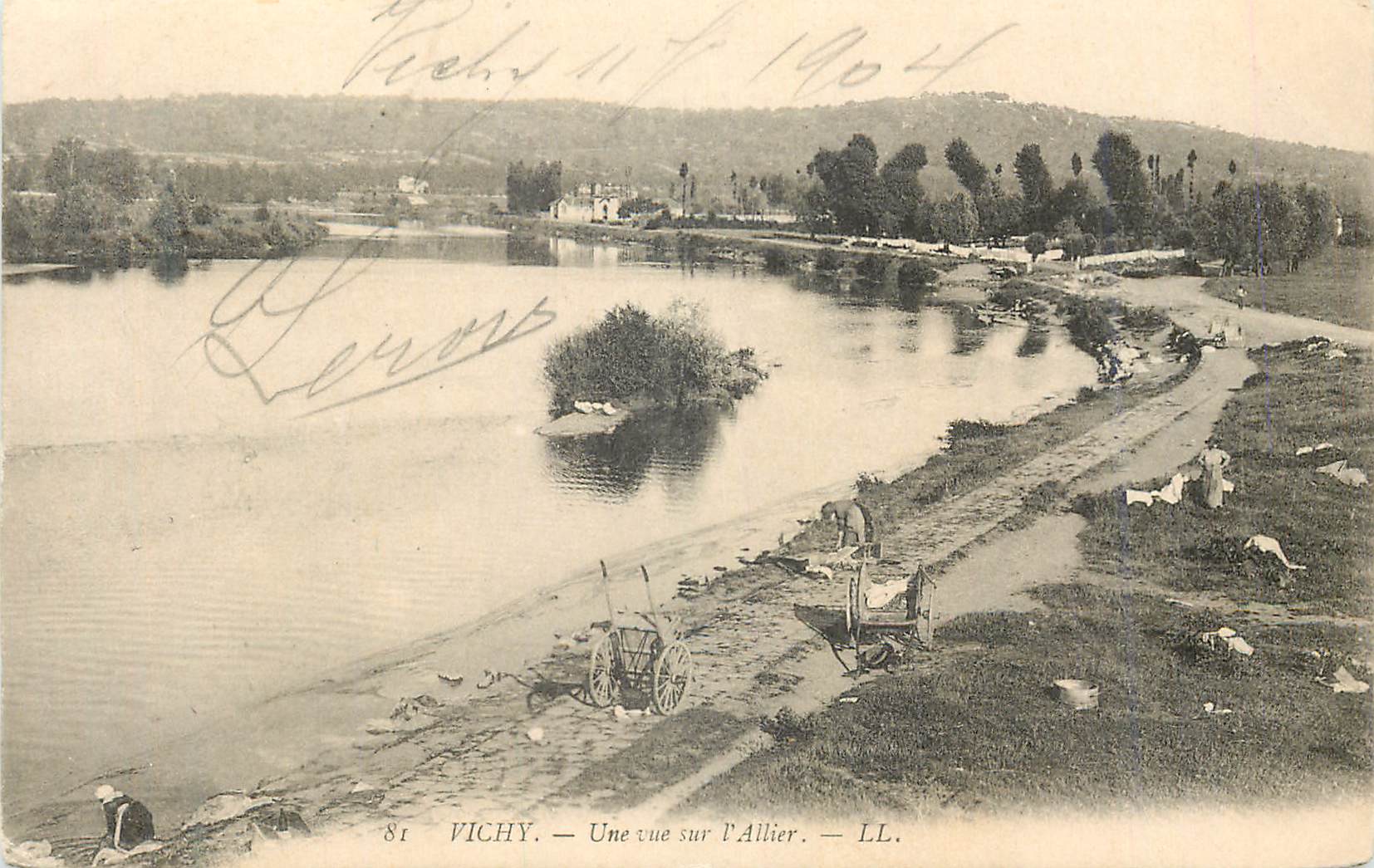 CPA Vichy Une vue Sur l'Allier Lavandieres