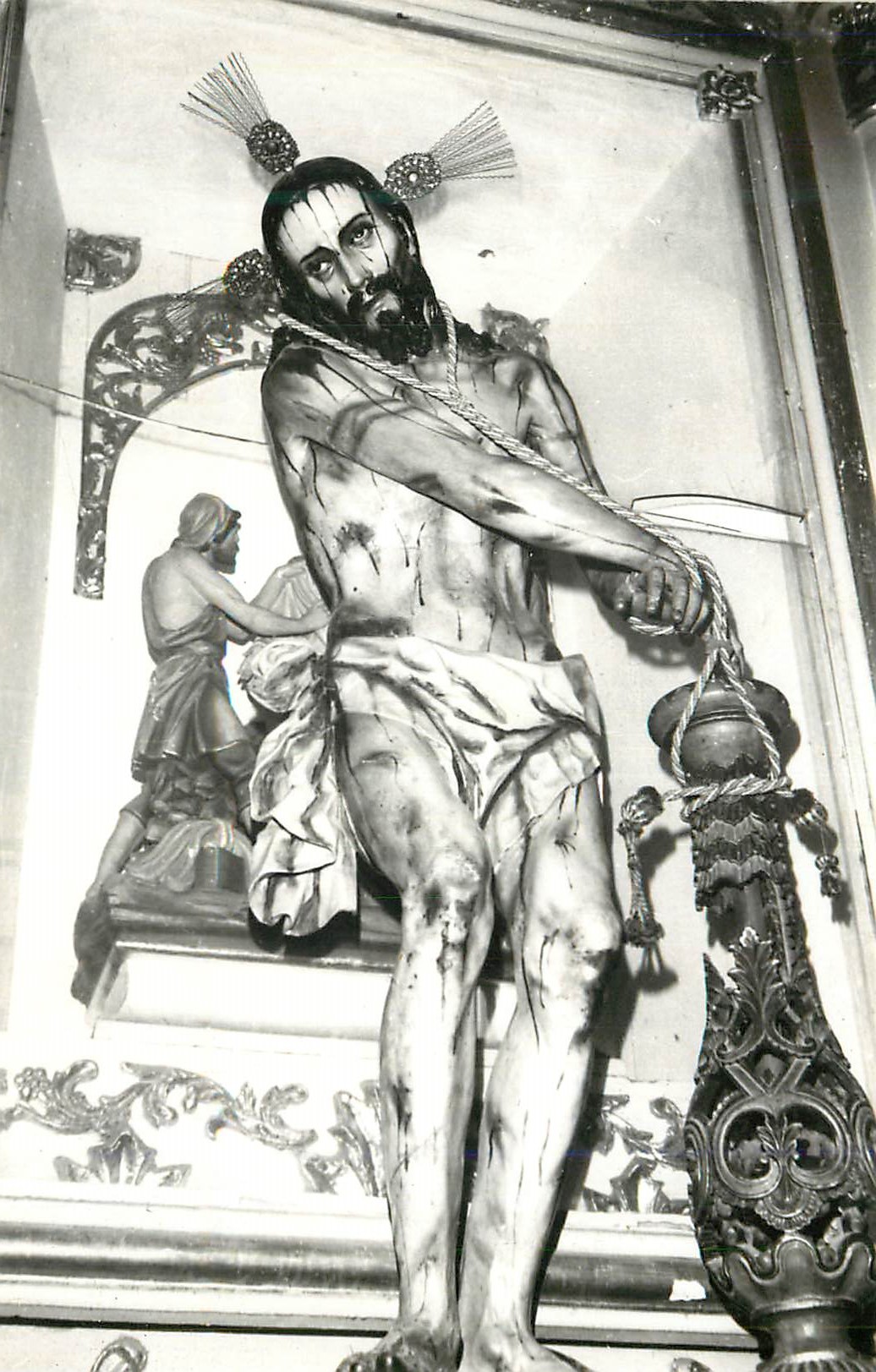 Statue de Jésus-Christ en croix — détail d'une sculpture religieuse — éditeur et n° de série non lisibles