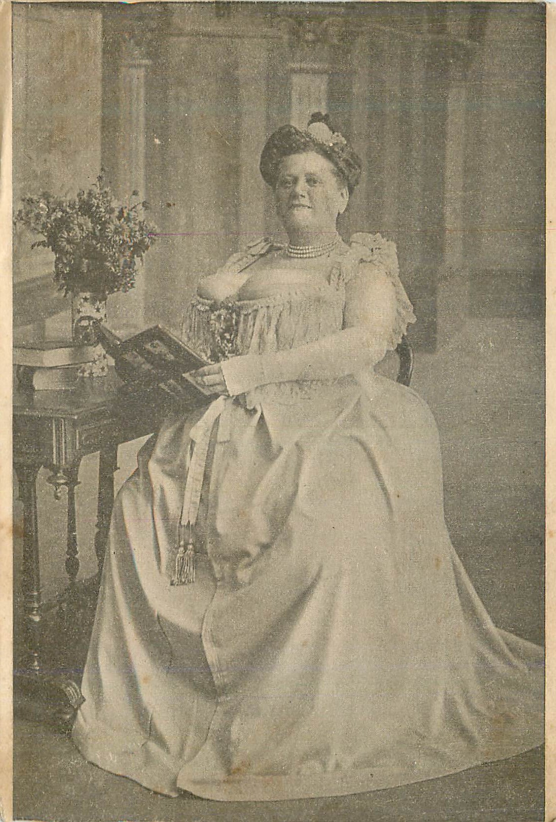 Dame en robe de soirée — portrait photographique — éditeur non identifiable