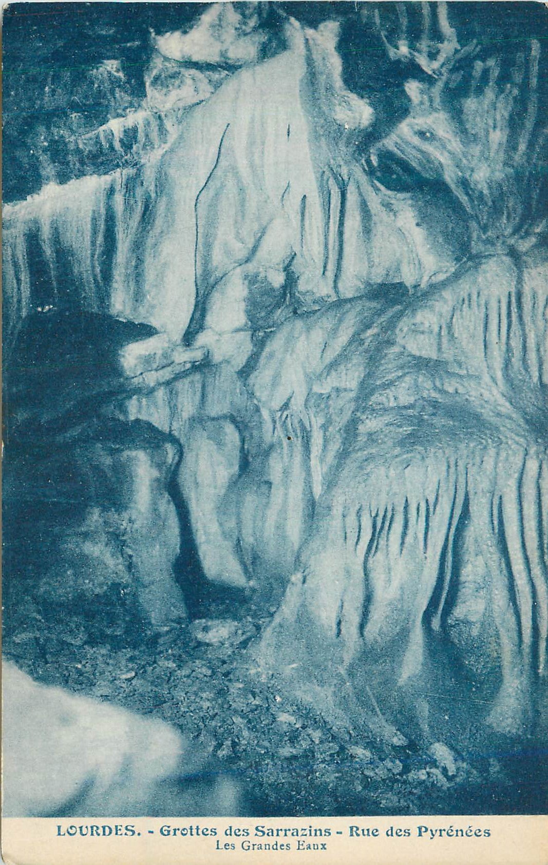 CPA Lourdes Grottes de Sarrazins Rue des Pyrenees Les Grandes Eaux