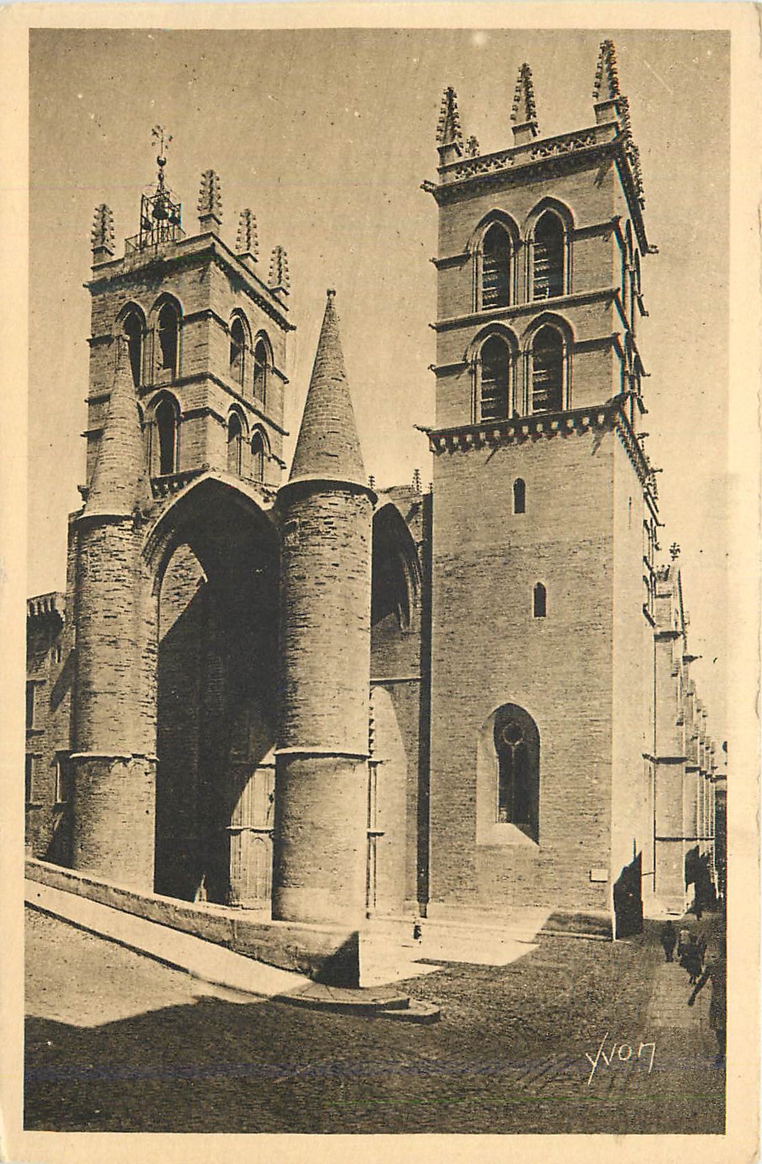 Cathédrale Saint-Pierre de Troyes — vue des tours et de l'entrée — éditeur Yvon, n° 107