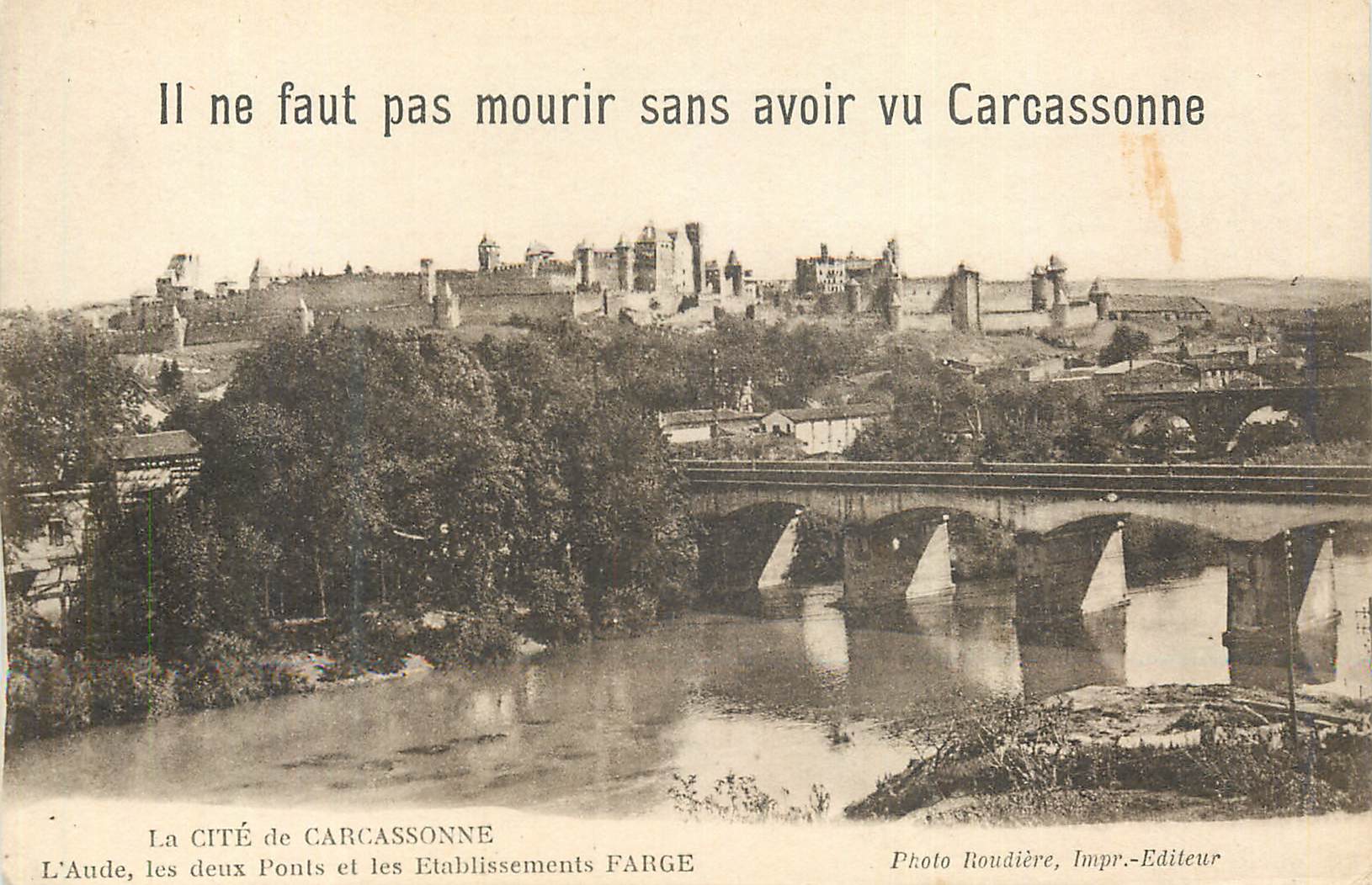 CPA La Cite de Carcassone L'Aude les deux ponts et les Etablissements Farge