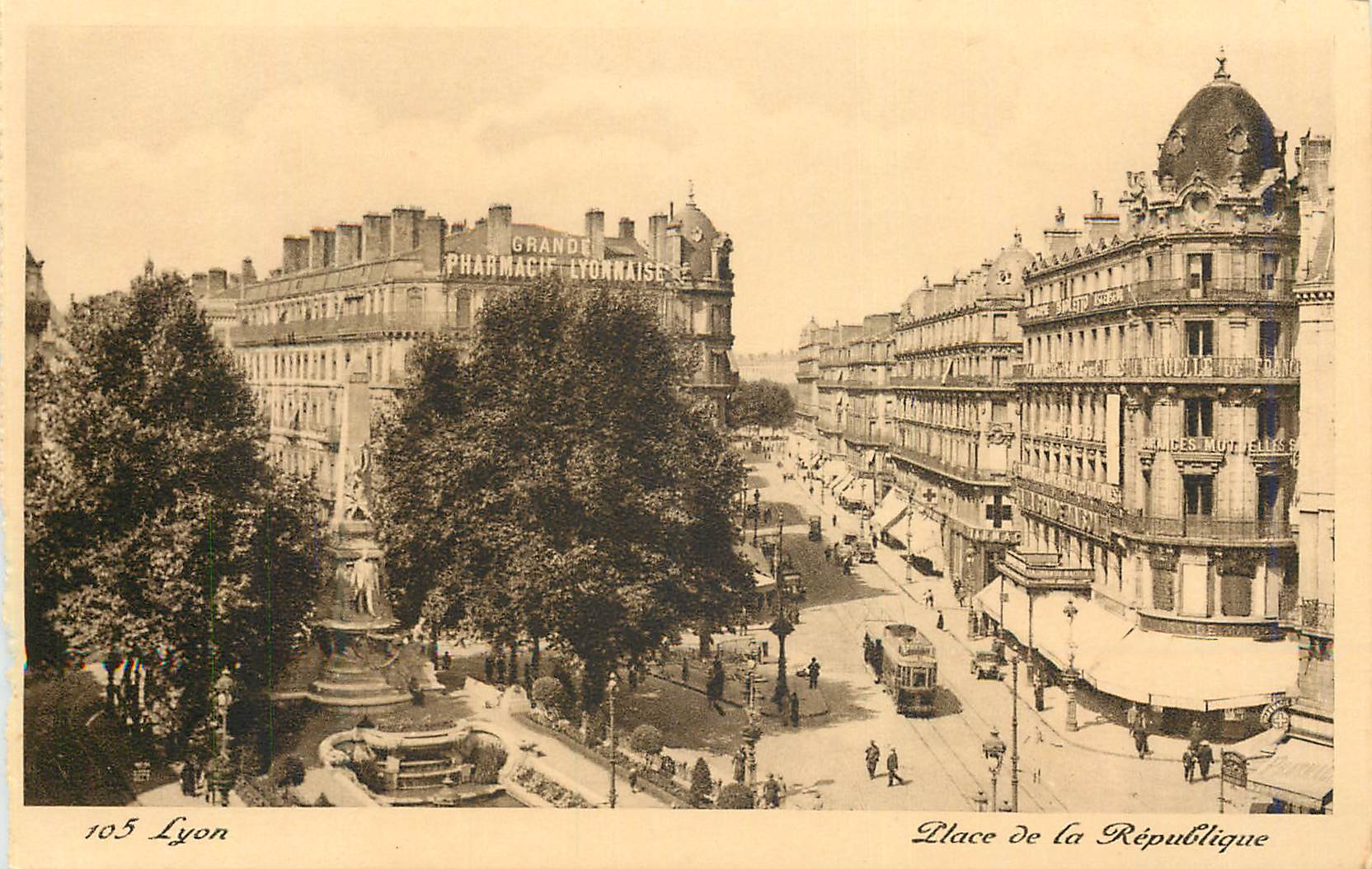 CPA Lyon Place de la Republique Tramway