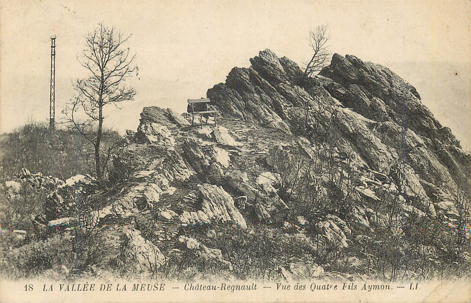 CPA La Vallee de la Meuse Chateau Regnault Vue des Quatre Fils Aymon