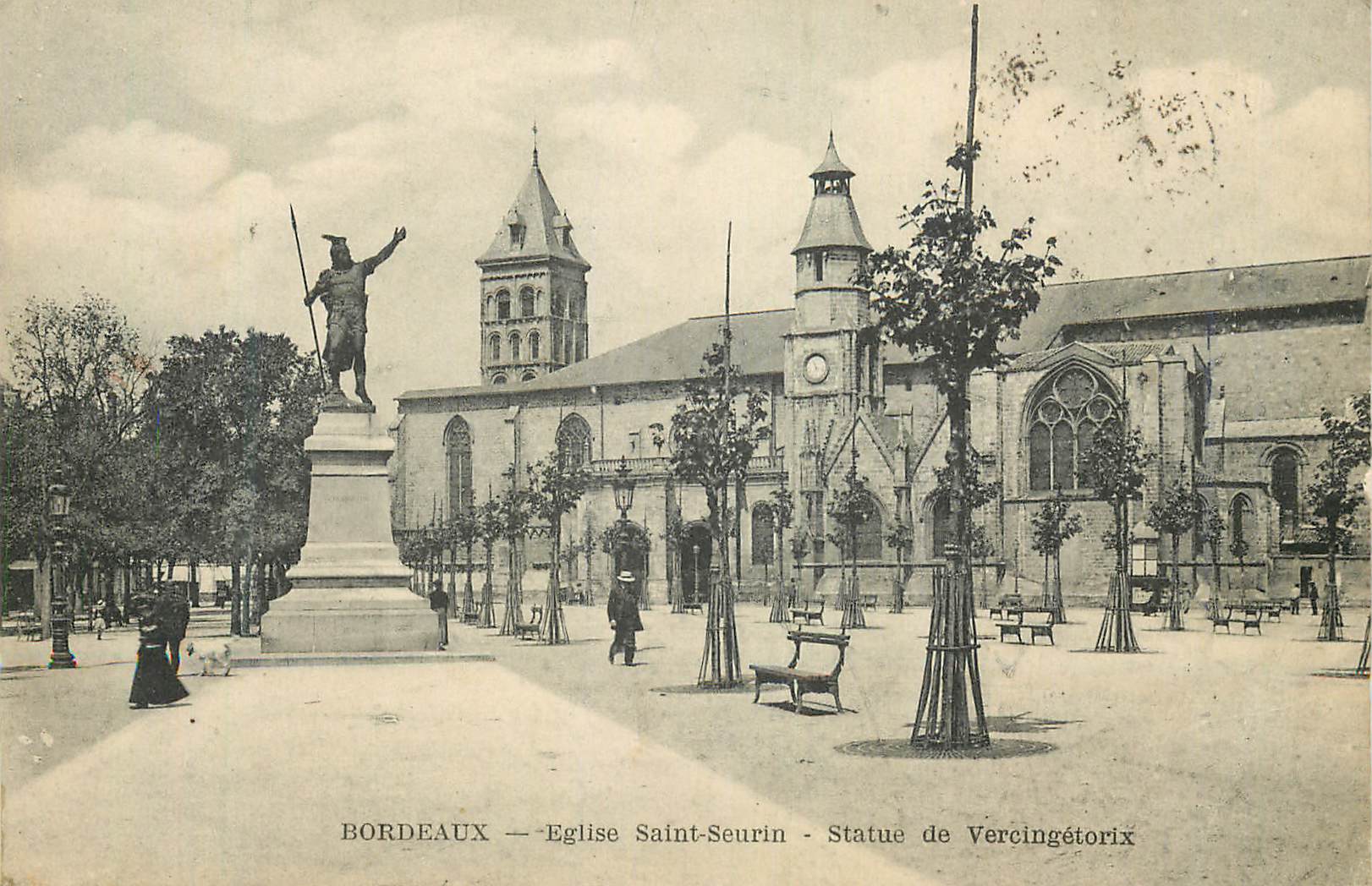 CPA Bordeaux Eglise Saint Seurin Statue de Vercingetorix