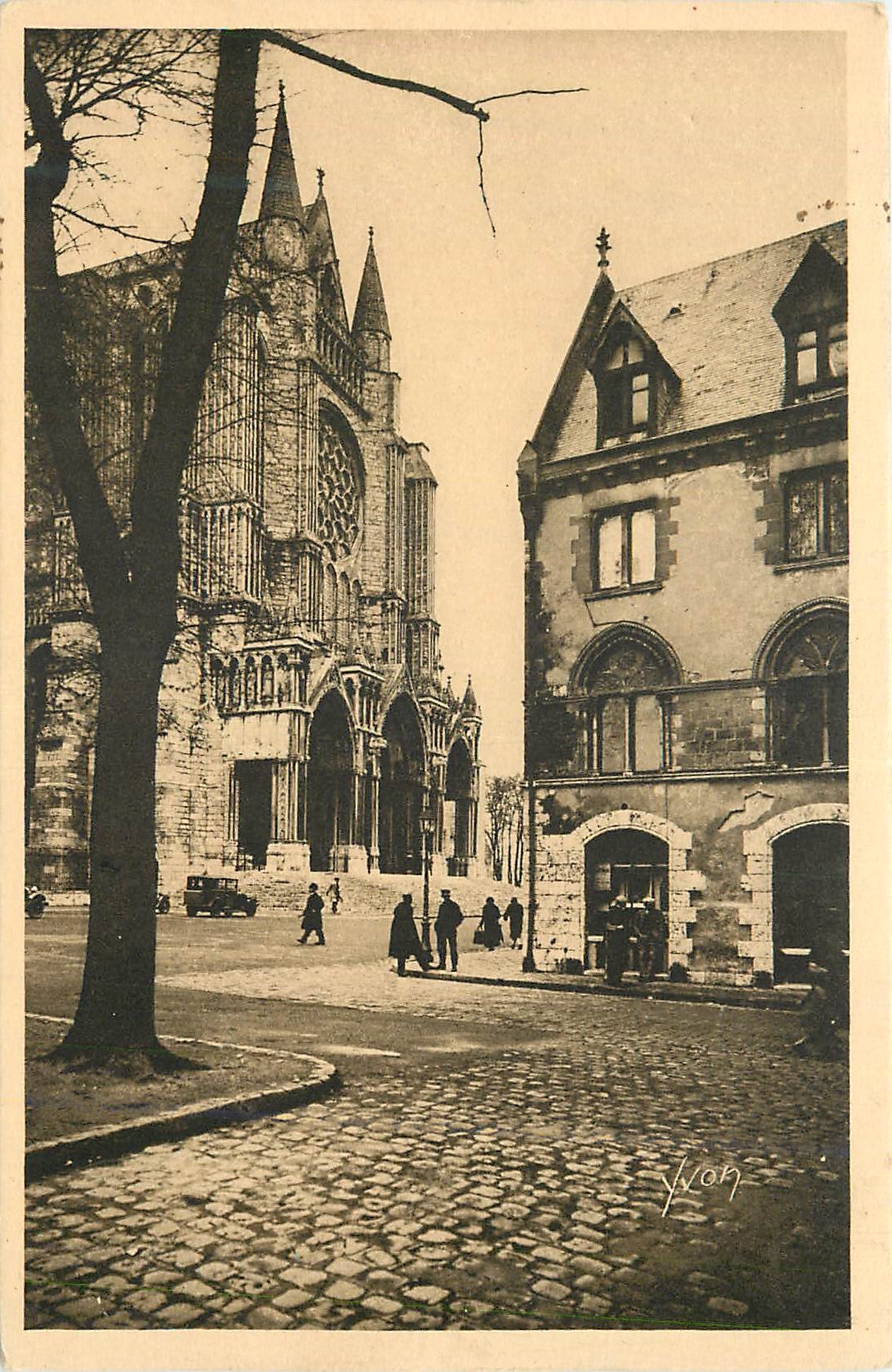 CPA Chartres L'Ancienne Poste et le Portail Sud