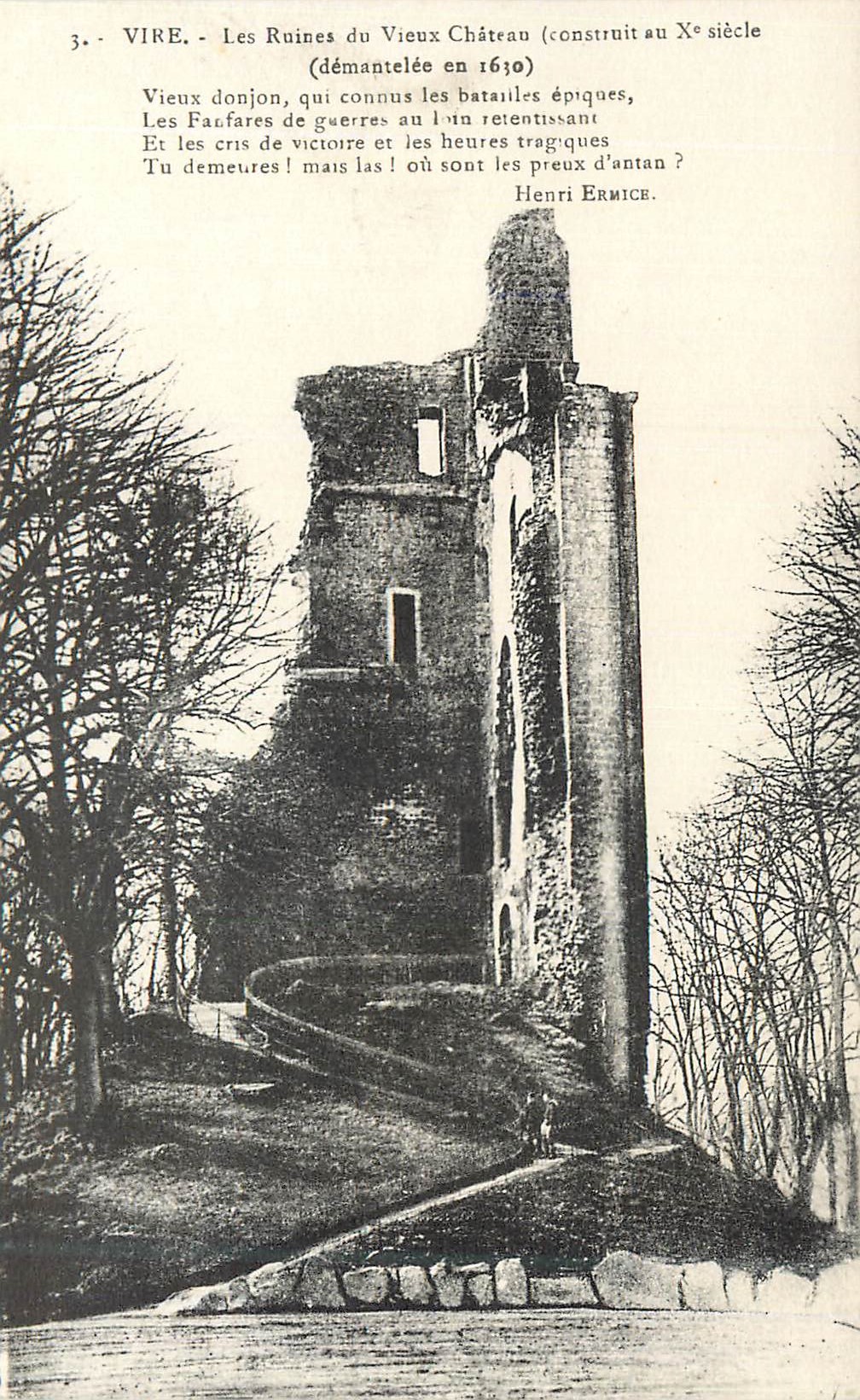 CPA Vire Les Ruines du Vieux Chateau (Construit au Xe siecle demantelee en 1610)