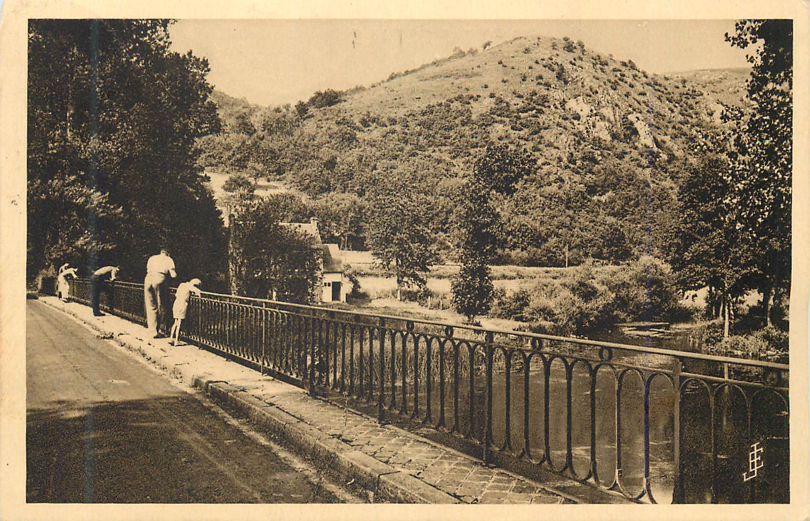 CPA Suisse Normande Clecy (Calvados) Pont de Cantepie et le Pain de Sucre Route de St Remy a Clecy