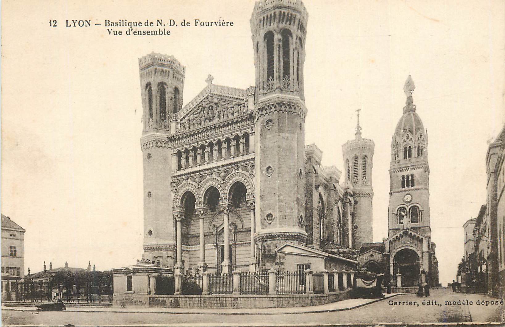 CPA Lyon Basilique de N D de Fourviere Vue d'ensemble