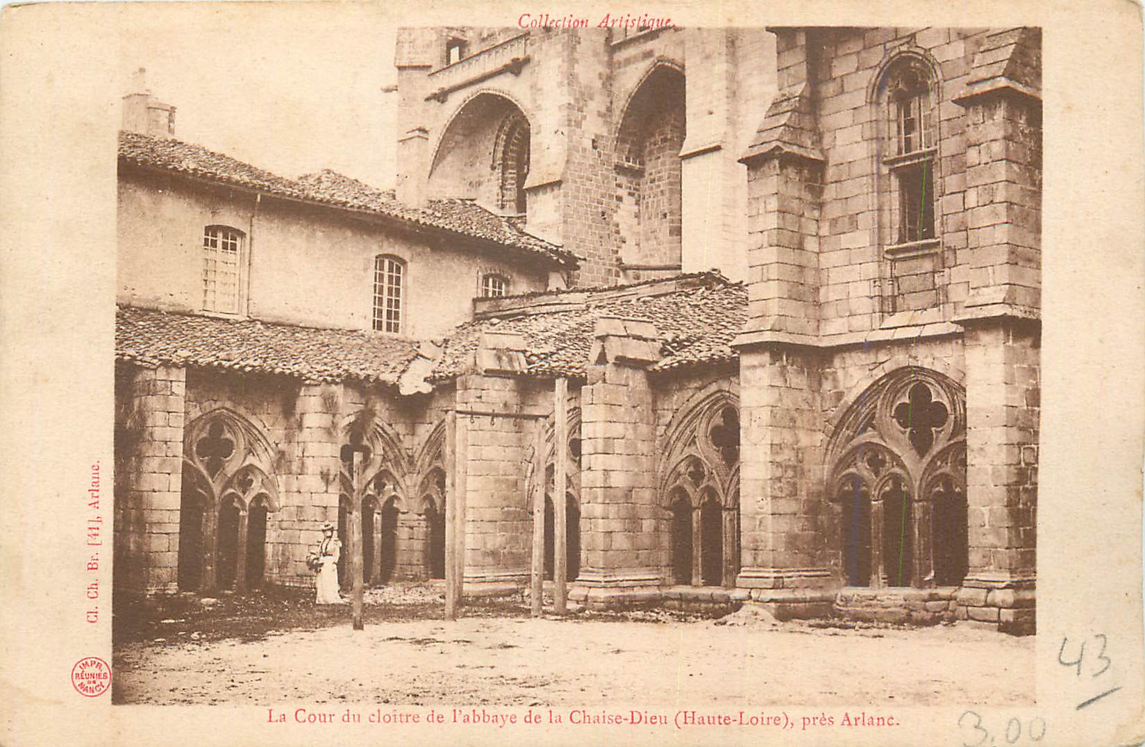 CPA La Cour du cloitre de l'abbaye de la Chaise Dieu (Haute Loire) pres Ariane