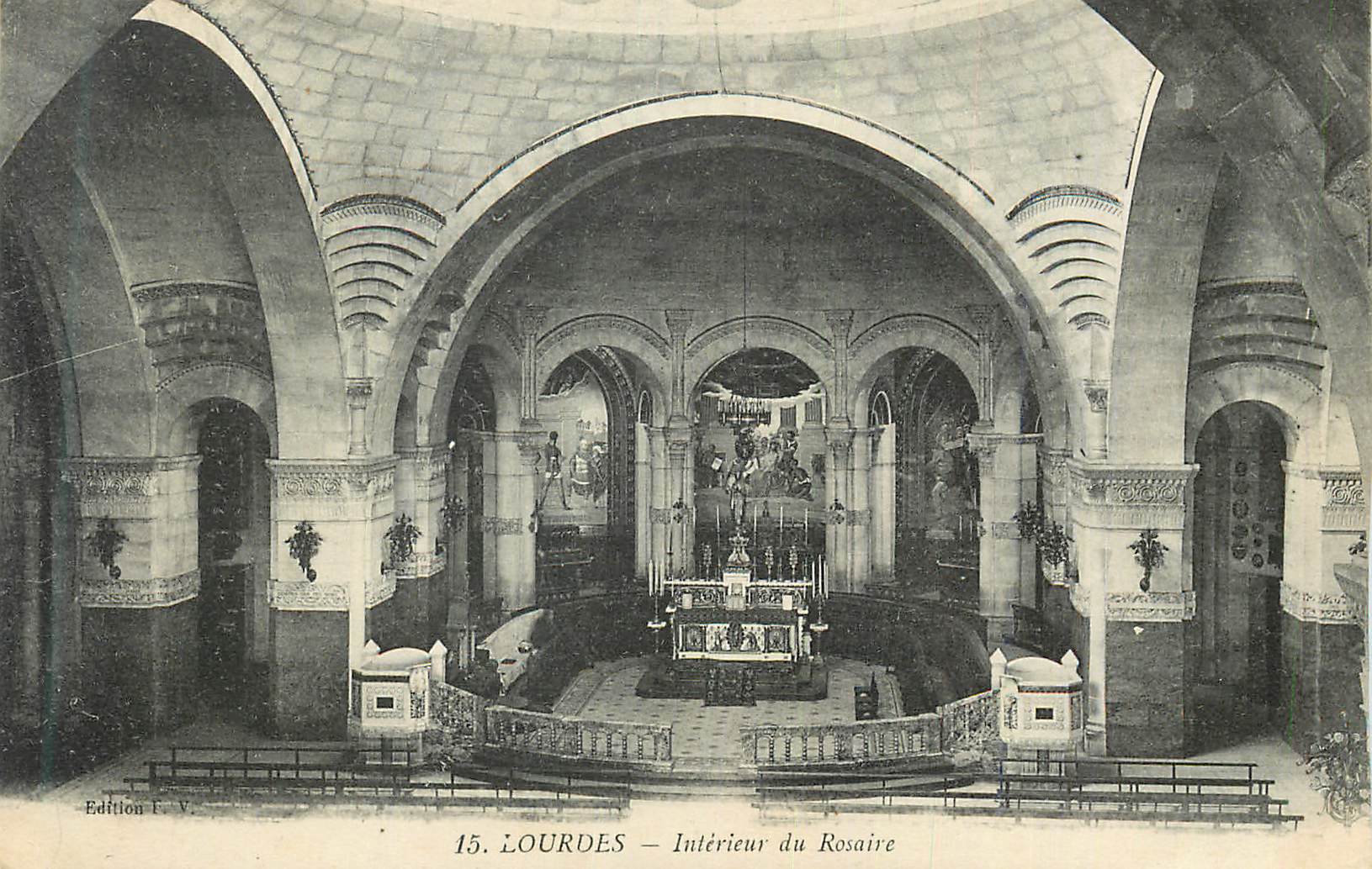 CPA Lourdes Interieur du Rosaire