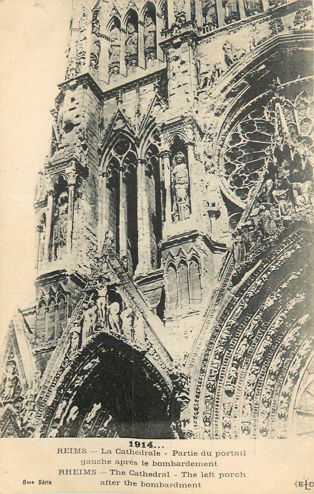 CPA Reims La Cathedrale Partie du portail gauche apres le bombardement Militaria