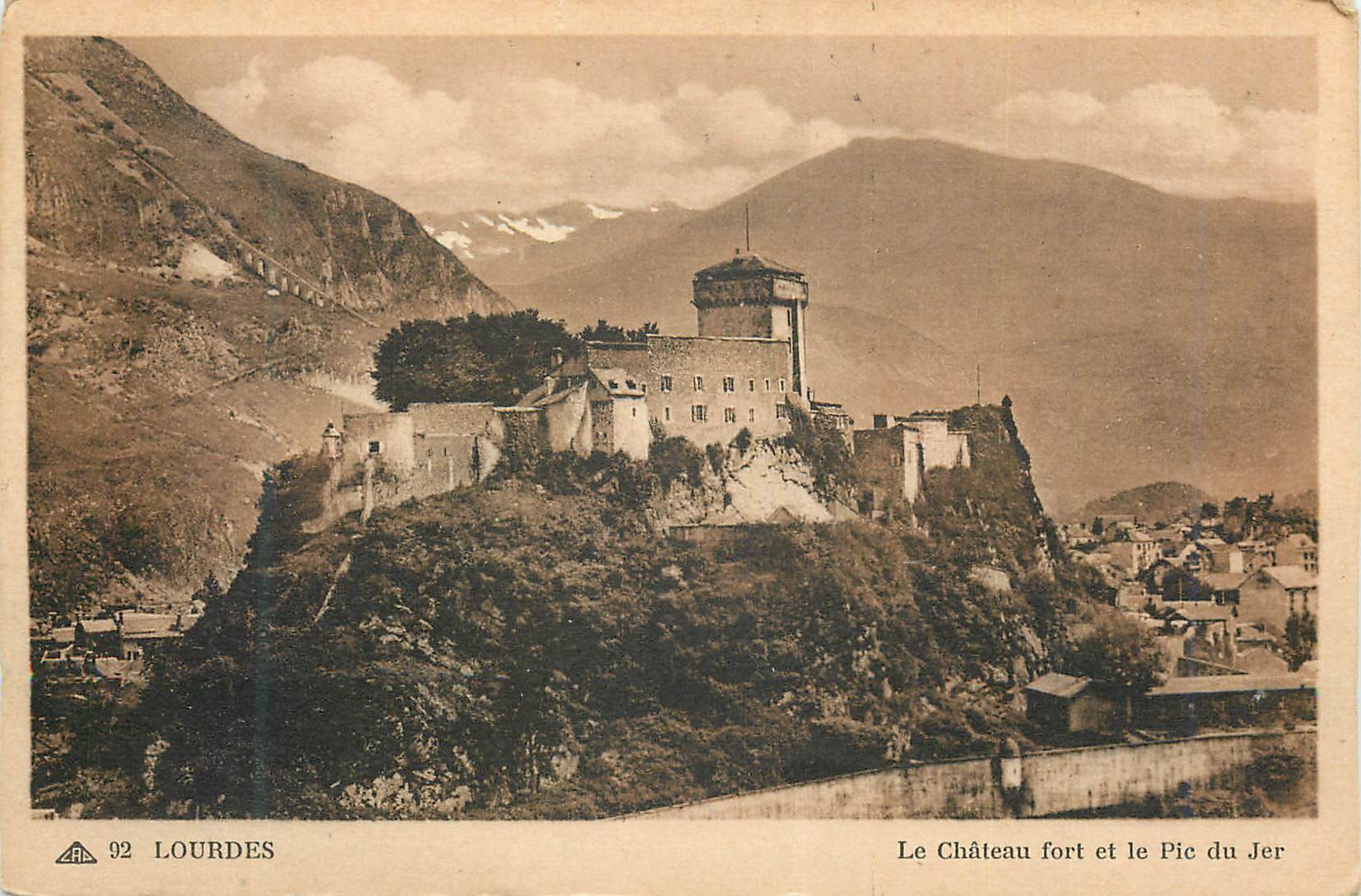 CPA Lourdes Le Chateau fort et le Pic du Jer