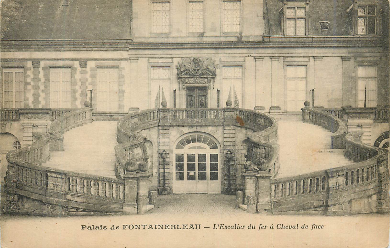 Palais de FONTAINEBLEAU — L'Escalier du fer à Cheval de face