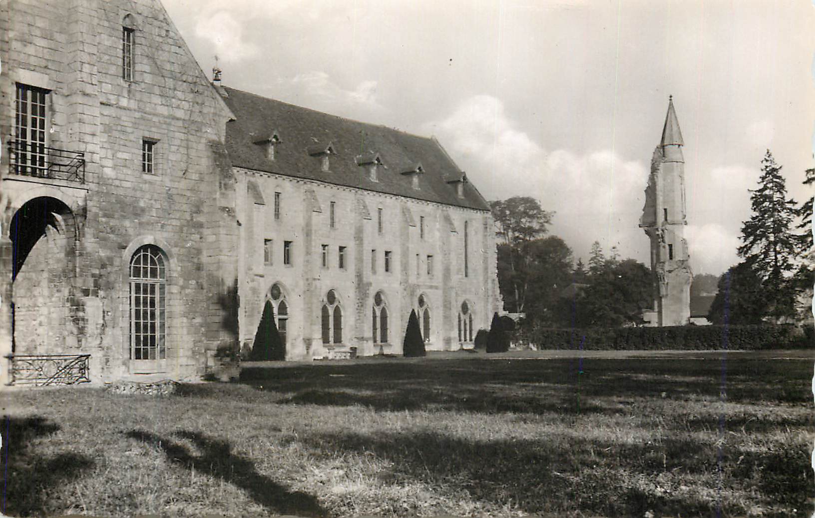 CPM Vue generale (cote Est) Abbaye de Royaumont Asnieres sur Oise