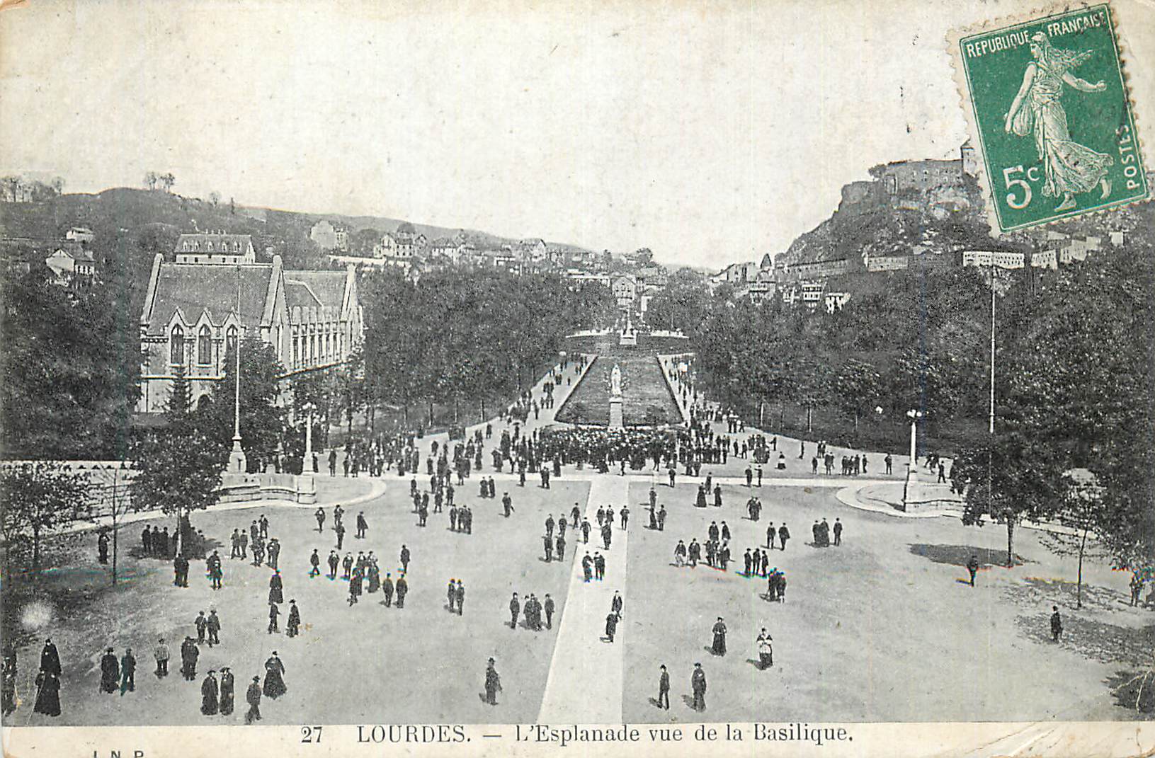 CPA Lourdes L'Esplanade vue de la Basilique