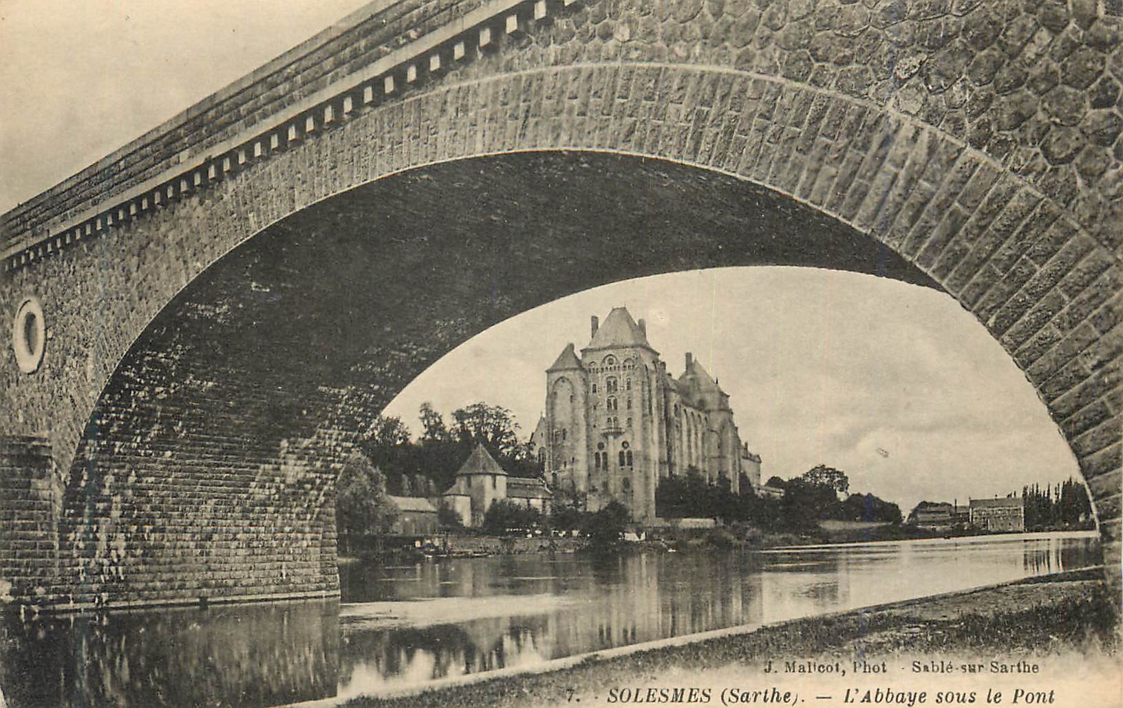 CPA Solesmes (Sarthe) L'Abbaye sous le Pont