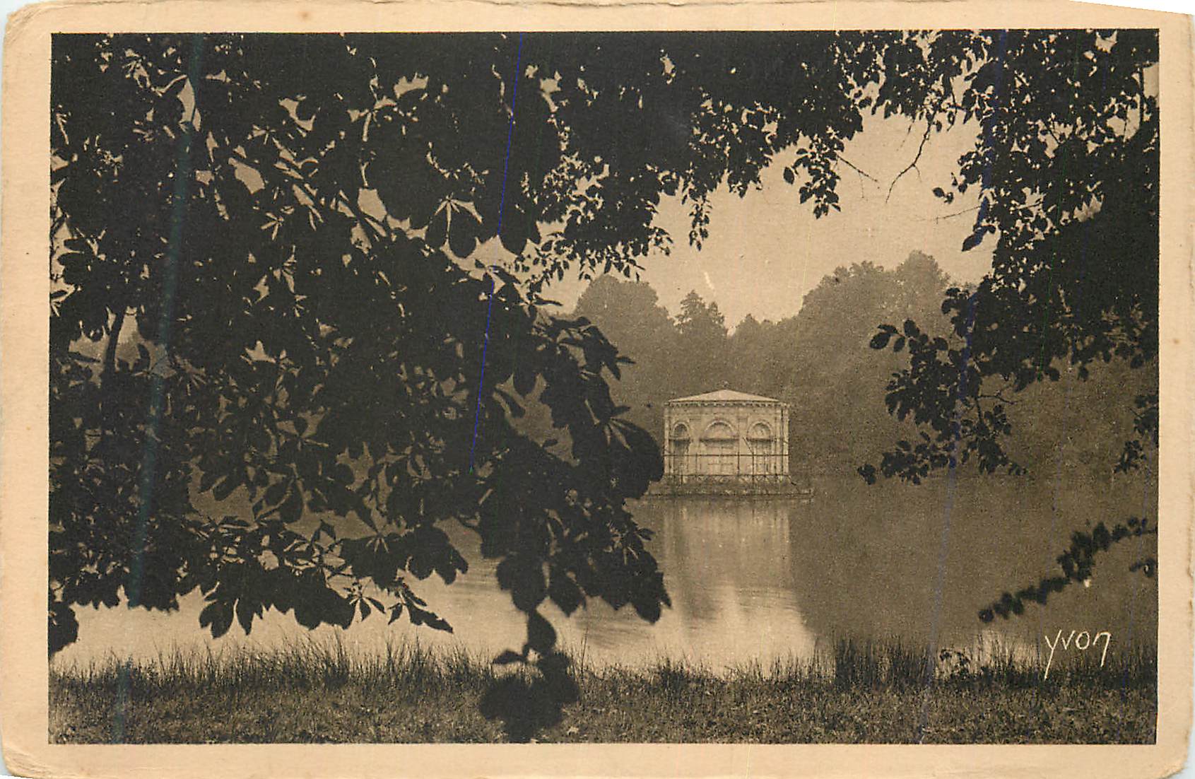 Tempio sull'acqua — vista cornice di foglie — Yvon
