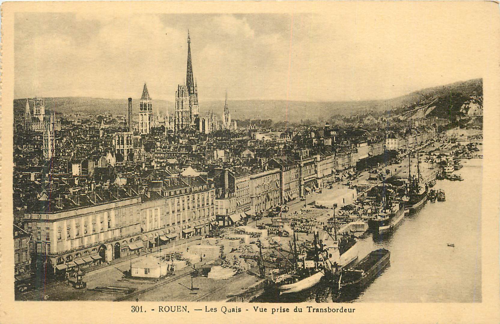 CPA Rouen Les Quais Vue prise du Transbordeur Bateaux