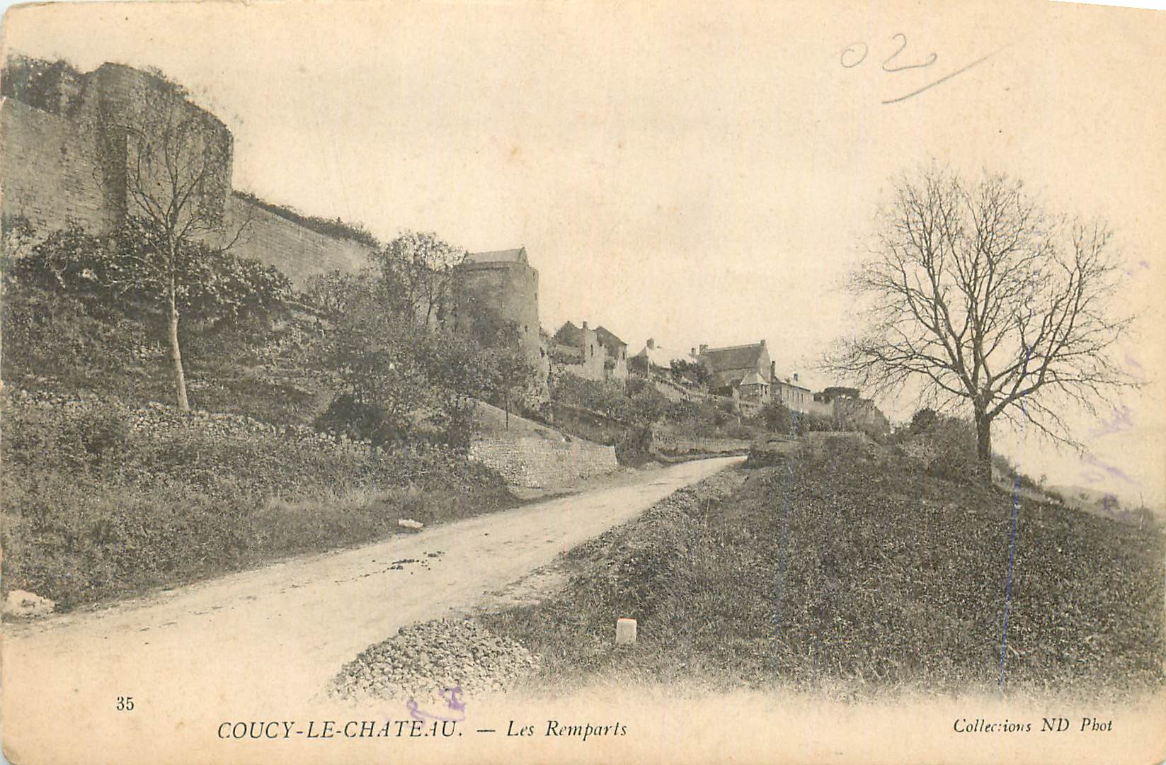 CPA Coucy le Chateau Les Remparts