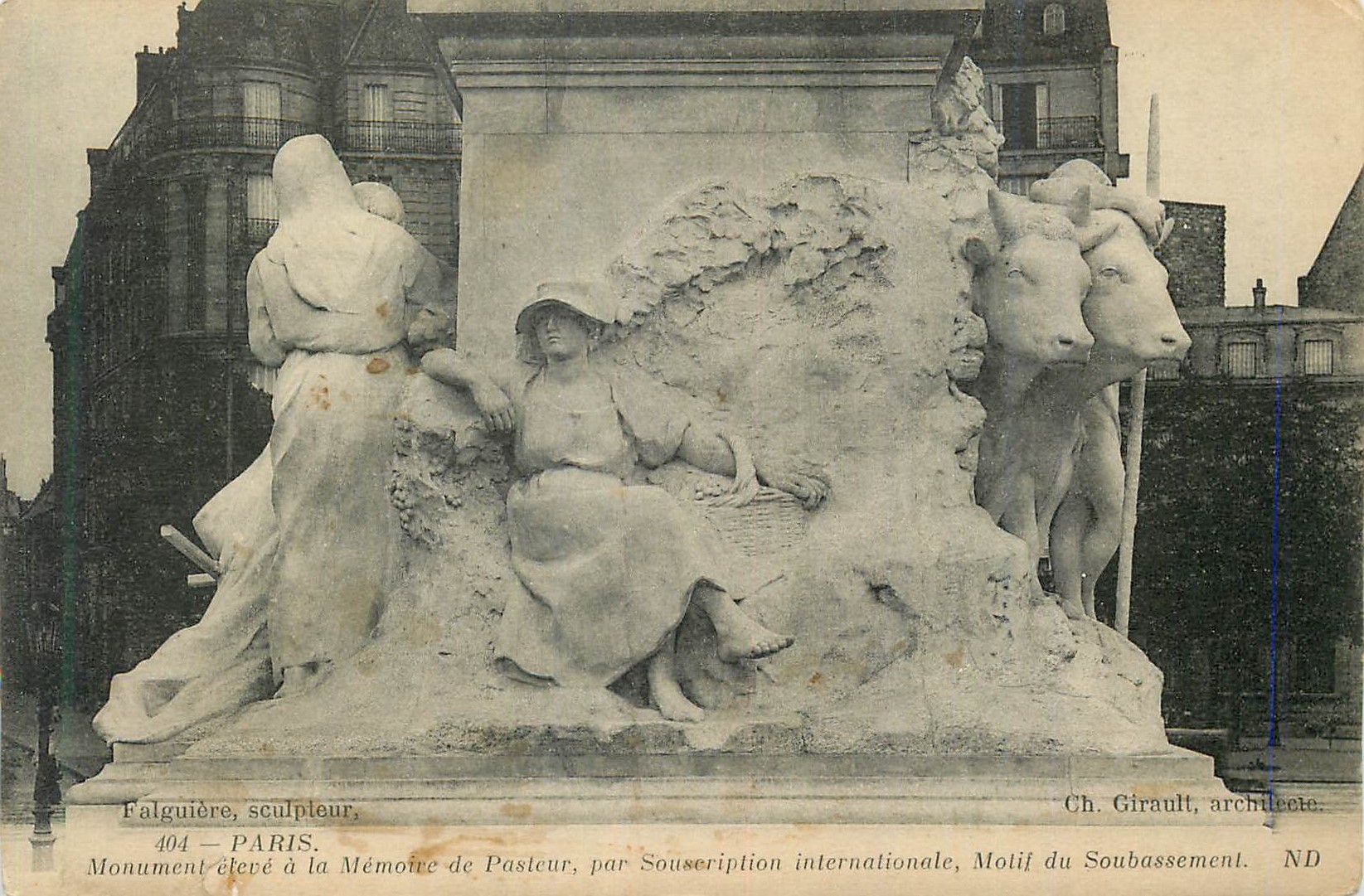 CPA Paris Monument eleve a la Memoire de Pasteur par Souscription internationale Motif du Souvassement