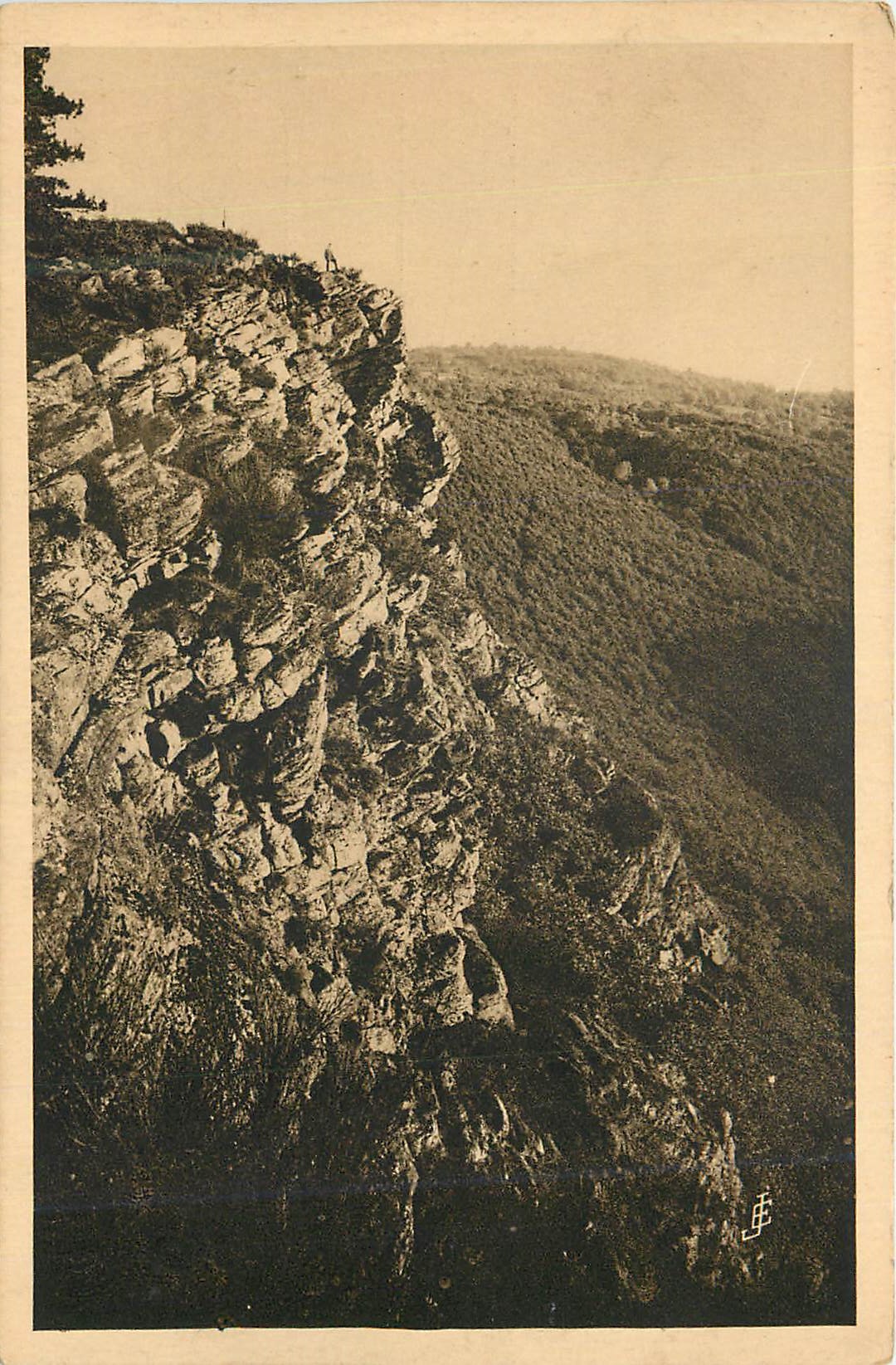 CPA La Suisse Normande La Roche d'Oetre surplombant le vide de 118m