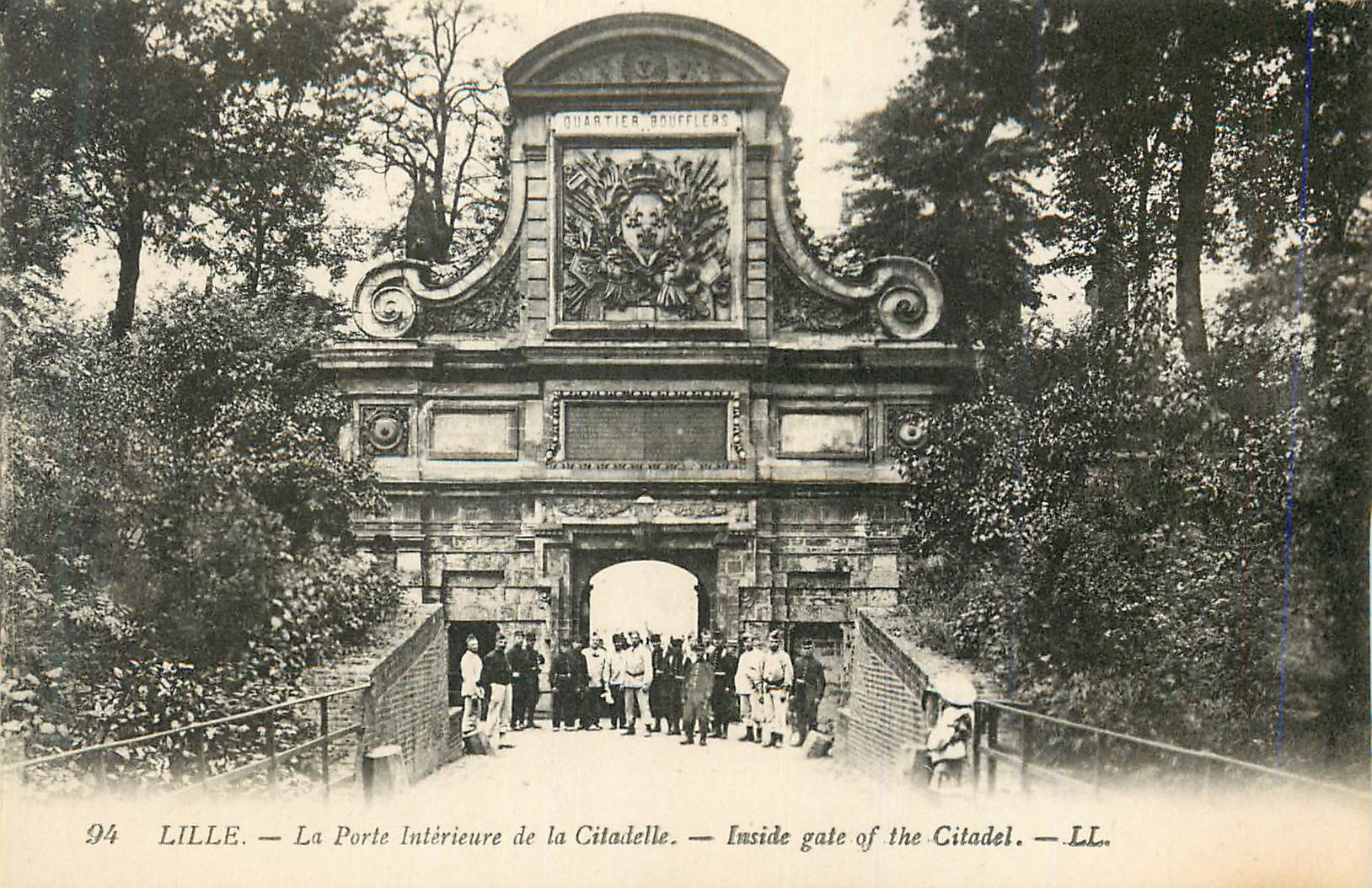 CPA Lille La Porte Interieure de la Citadelle Militaria