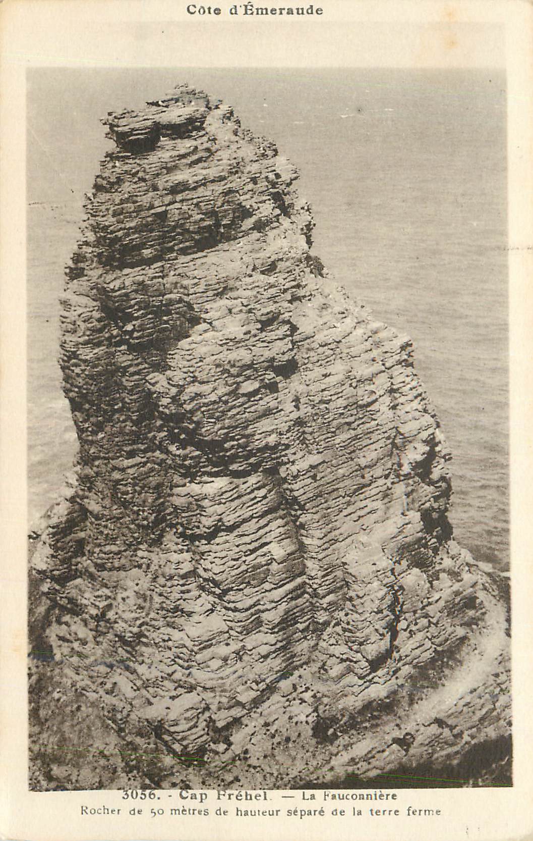 Cap Fréhel — La Fauconnière — Côte d'Émeraude — Rocher de 50 mètres de hauteur séparé de la terre ferme