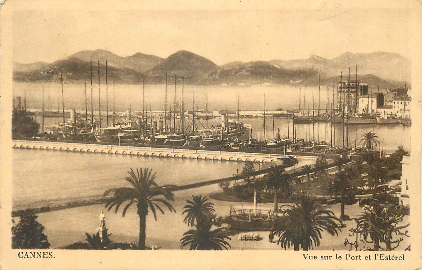 CPA Cannes Vue sur le Port et l'Esterel