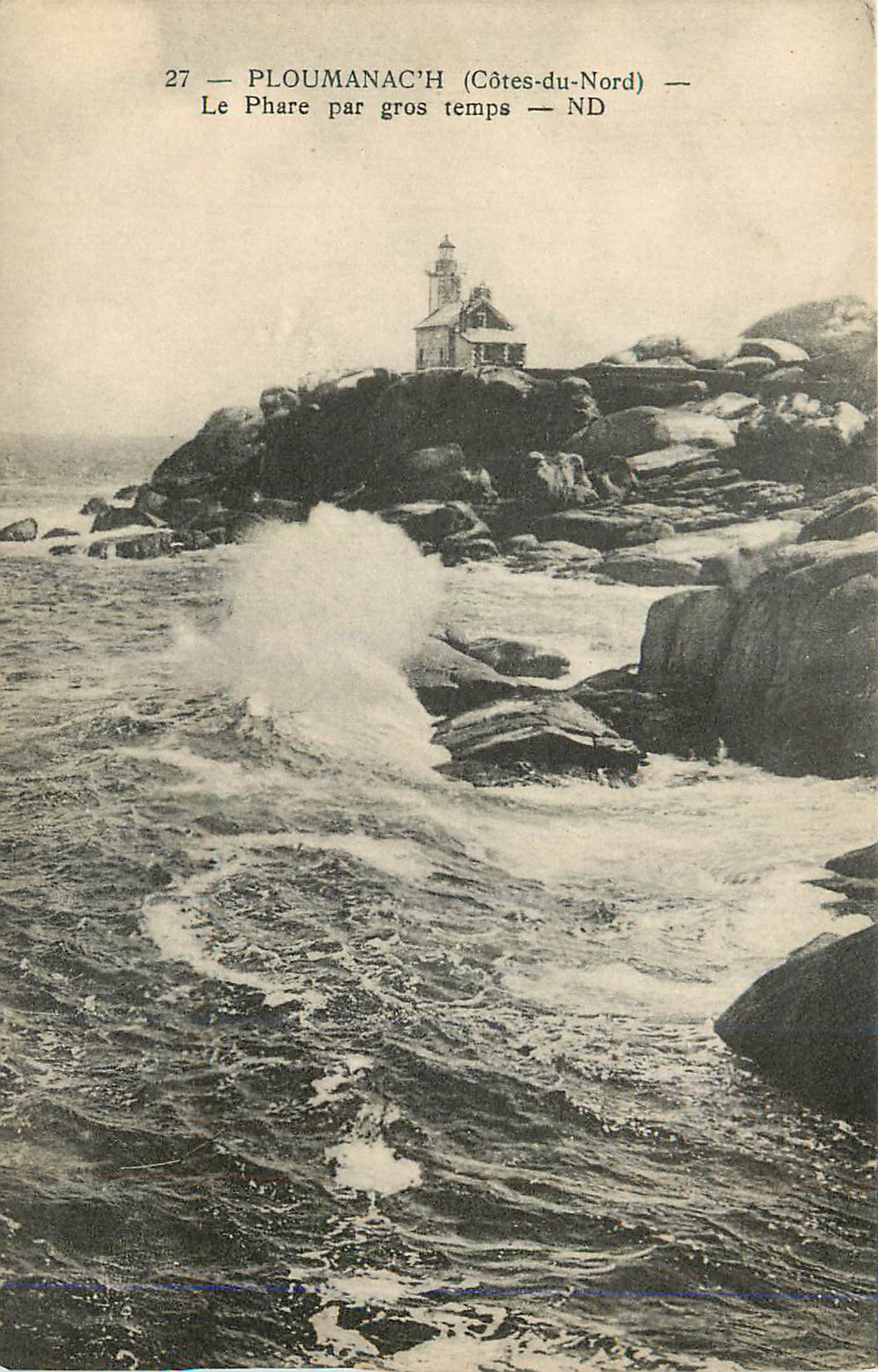 CPA Ploumanac'h (Cotes du Nord) Le Phare par gros temps