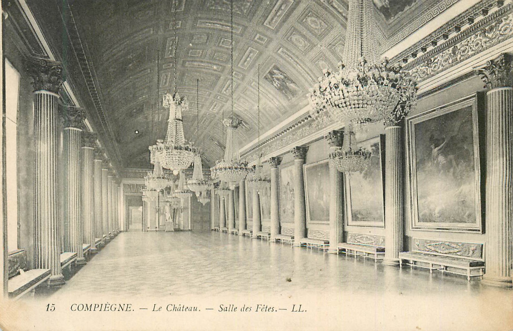CPA Compiegne Le Chateau Salle des Fetes
