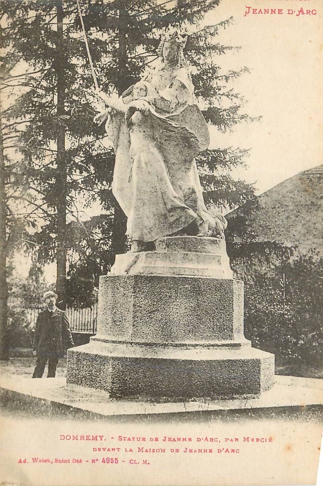 CPA Domremy Statue de Jeanne d'Arc par Marcie devant la Maison de Jeanne d'Arc
