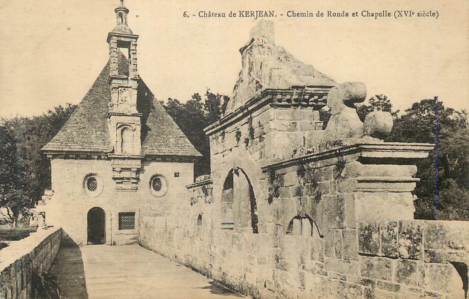 CPA Chateau de Kerjean Chemin de Ronde et Chapelle (XVIe siecle)