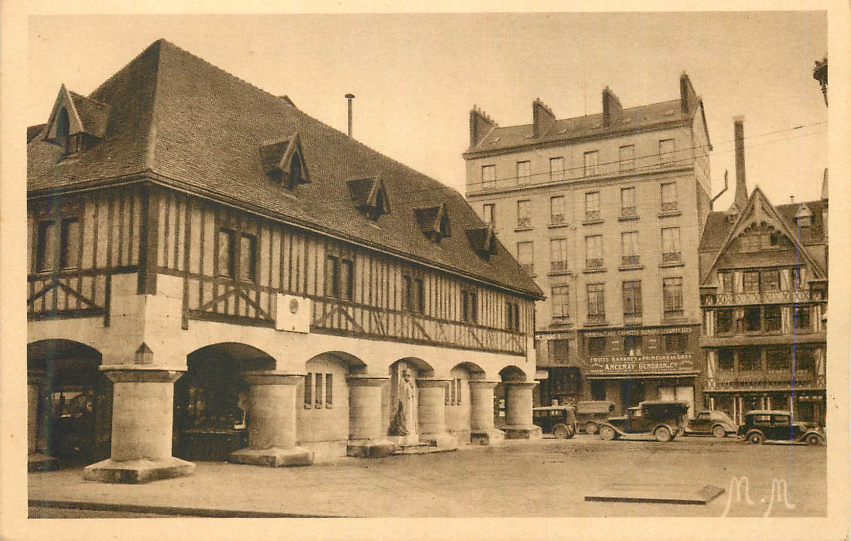 CPA Rouen la Ville Musee Place du Vieux Marche et Statue de Jeanne d'Arc