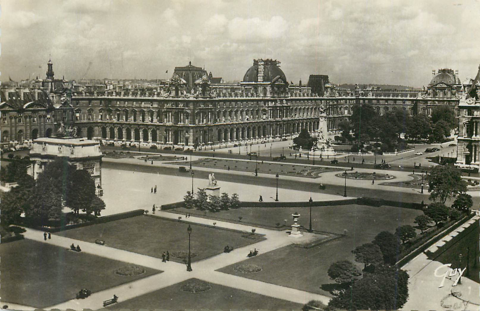 Place du Carrousel — vue du Louvre — Guy