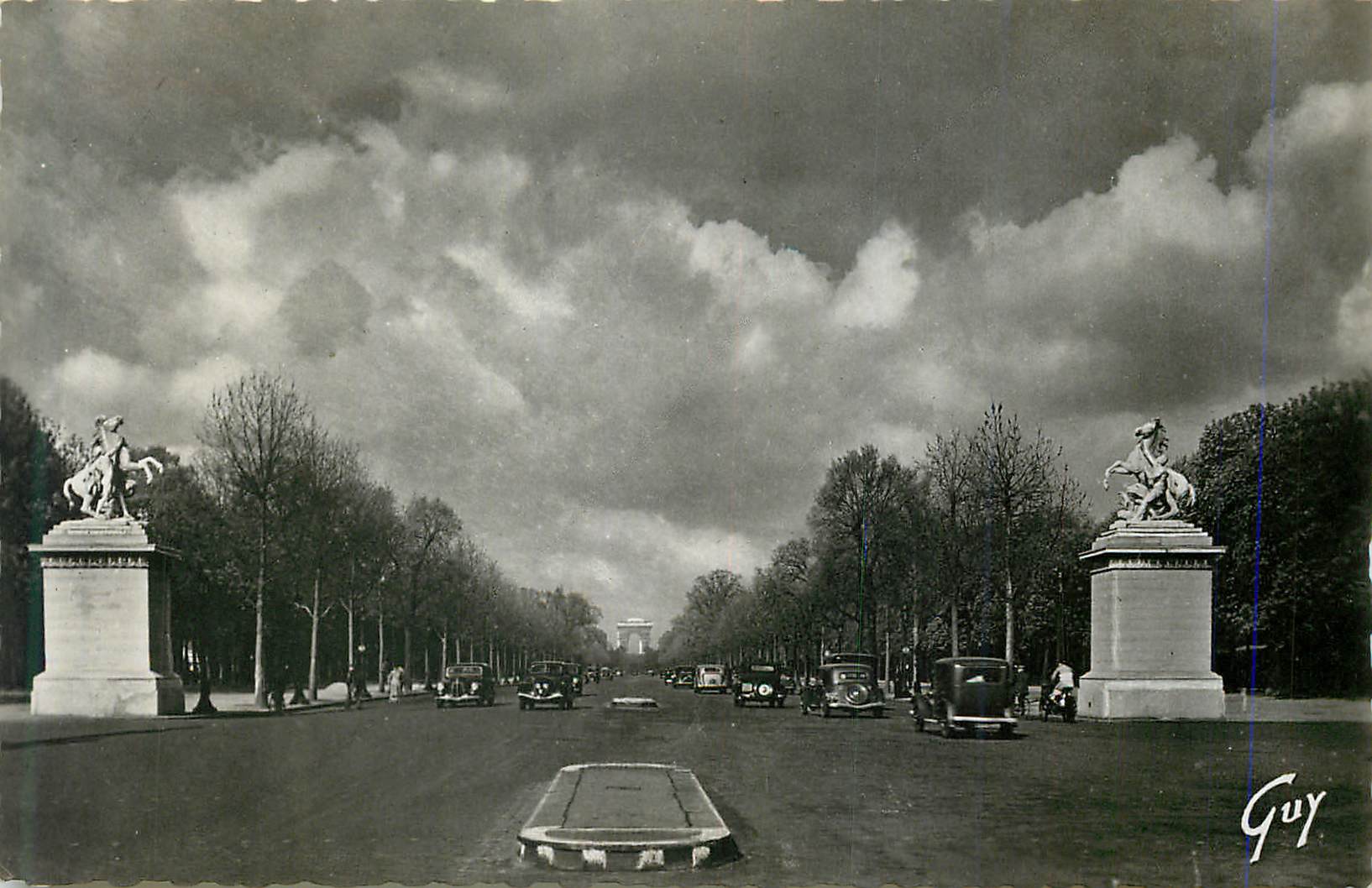 CPM Paris et ses Merveilles Avenue des Champs Elysees