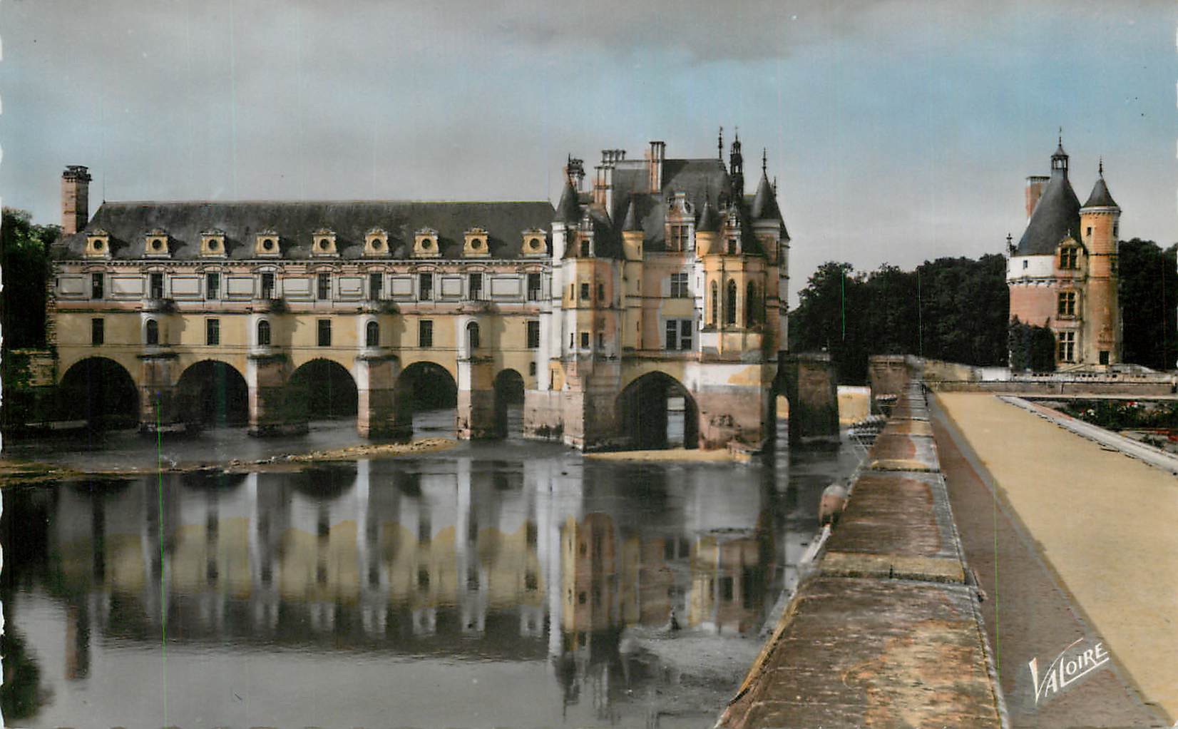 CPM Les Merveilles du Val de Loire Chenonceaux (Indre et Loire) Le Chateau et son reflet dans le Cher A droite la tour d