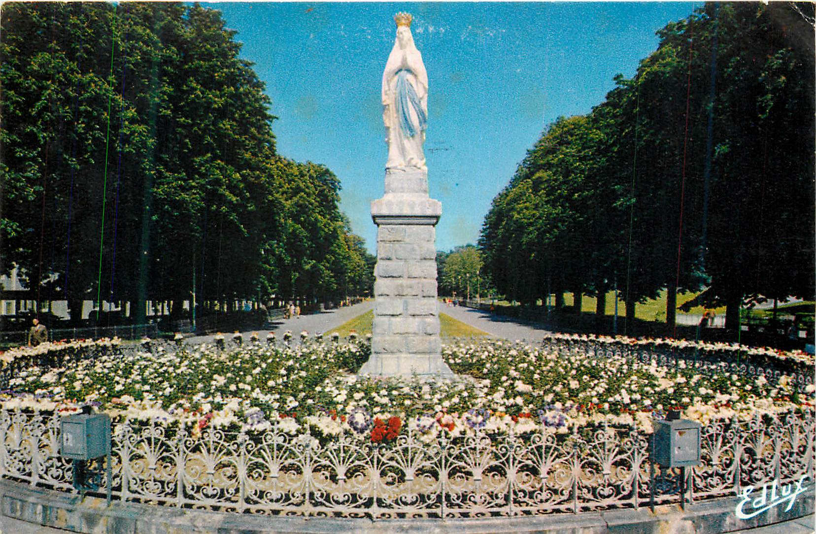 CPM Lourdes La Vierge Couronnee