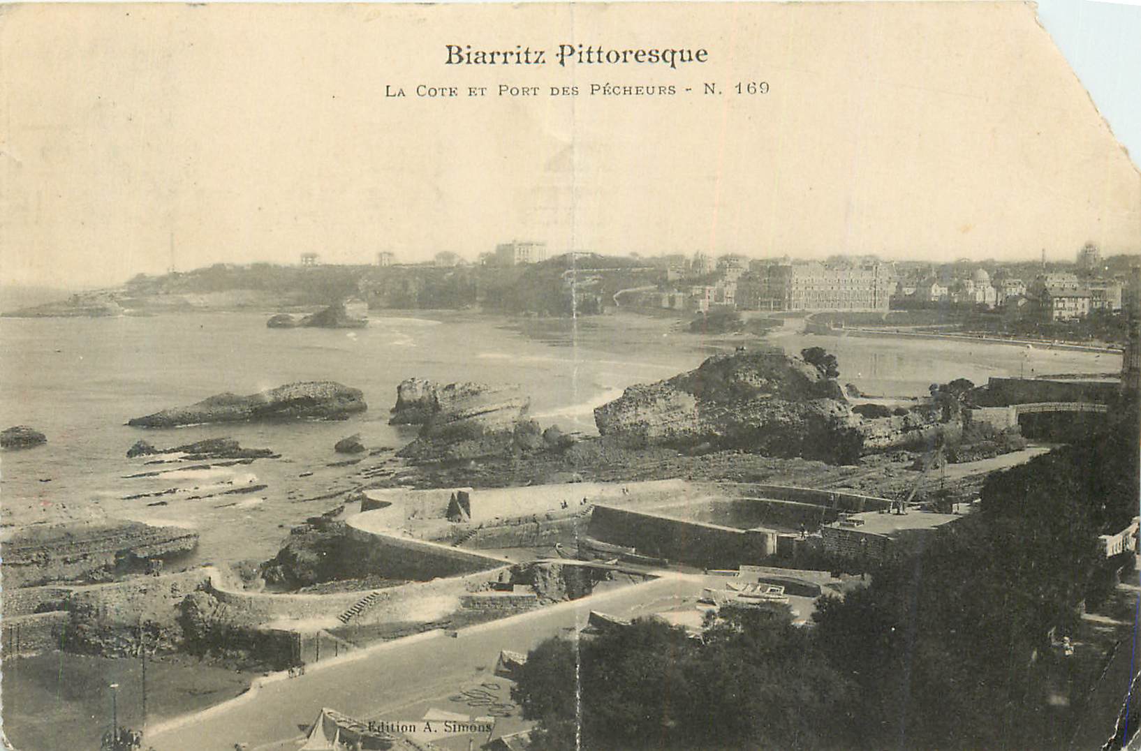 CPA Biarritz Pittoresque La Cote et Port des Pecheurs