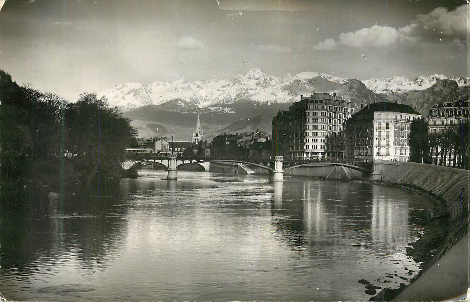 CPM Grenoble Pont de l'Esplanade sur l'Isere Au fond la Chaine des Alpes