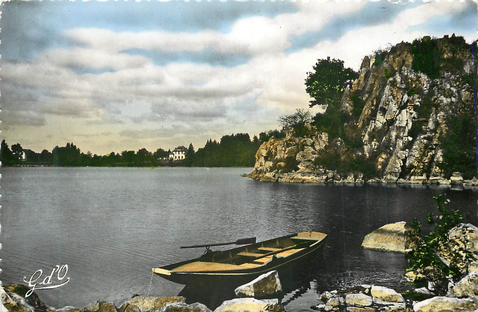 CPM L'Auvergne Gour de Tazenat Peche et Promenade Roche Serviere (Roche eruptive)
