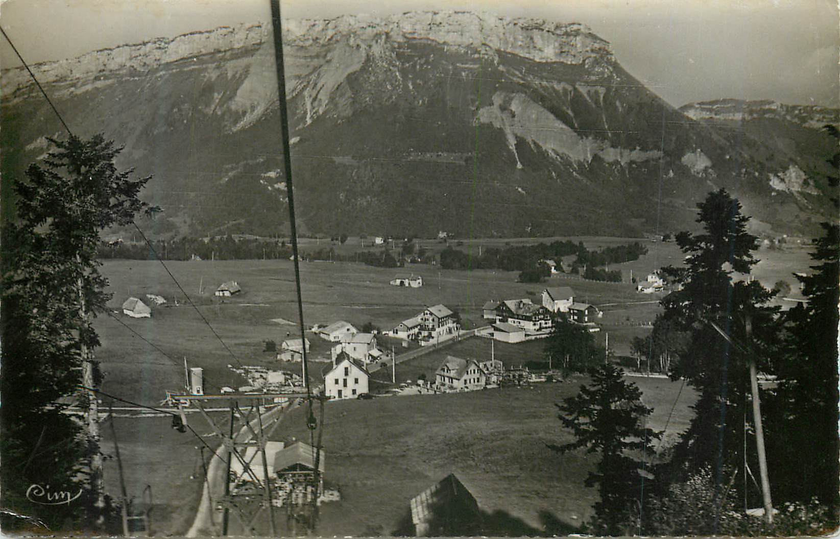 Vue de la vallée de la Gruyère — montagne en arrière-plan — éditeur Cim