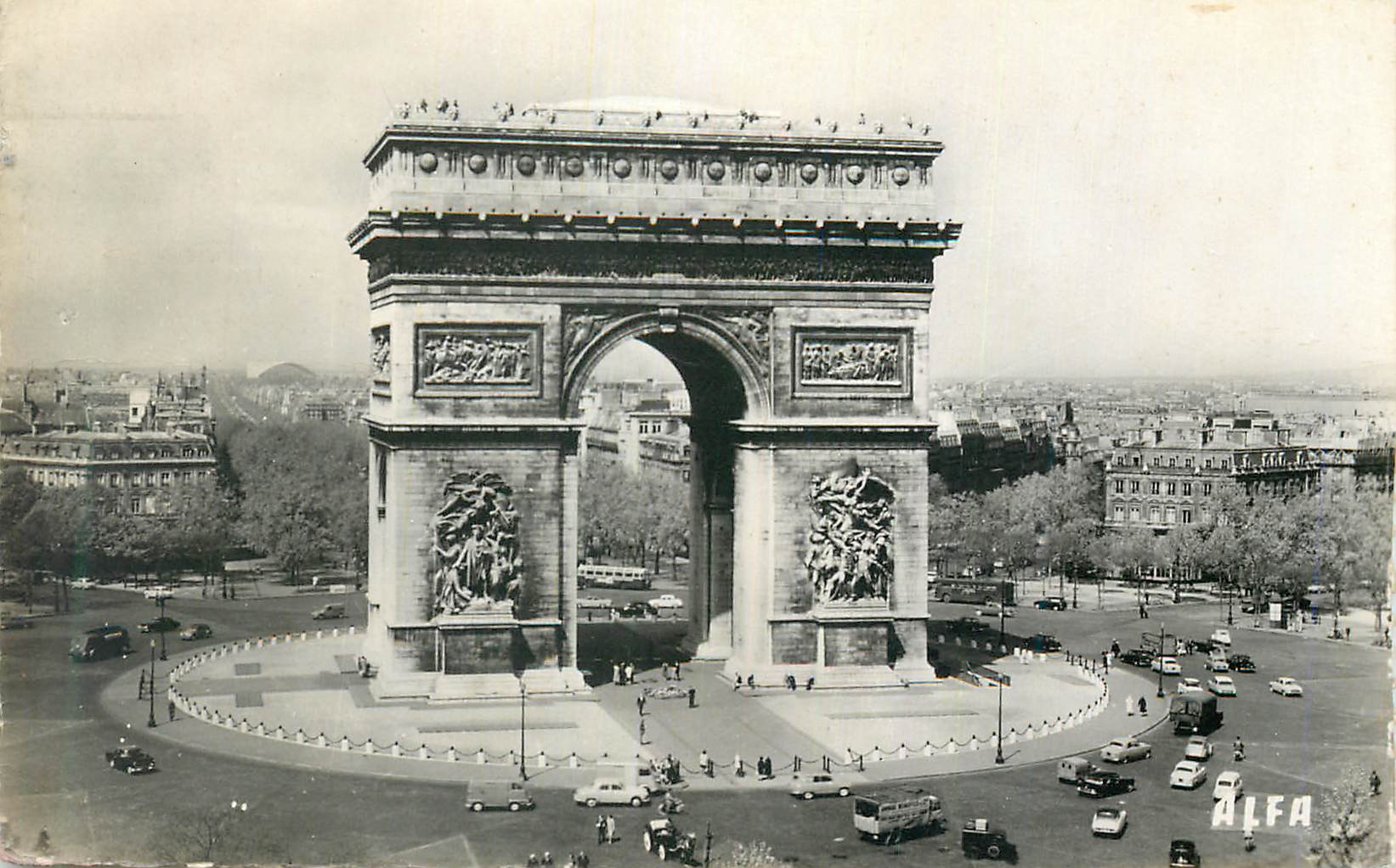 CPM Paris La Place de l'Etoile L'Arc de Triomphe au loin Le palais de Exposition