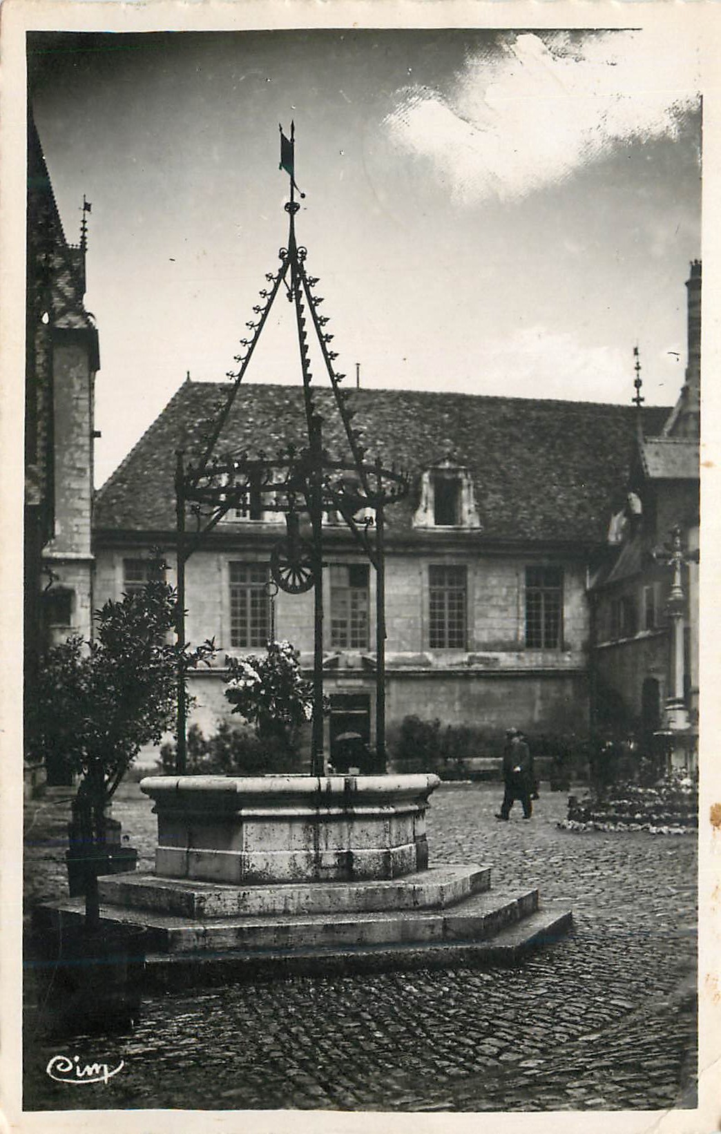 CPM Beaune (C d'Or) Hotel Dieu La Cour d'Honneur